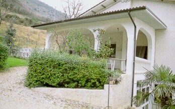 VillaGarden.jpg (34615 byte)